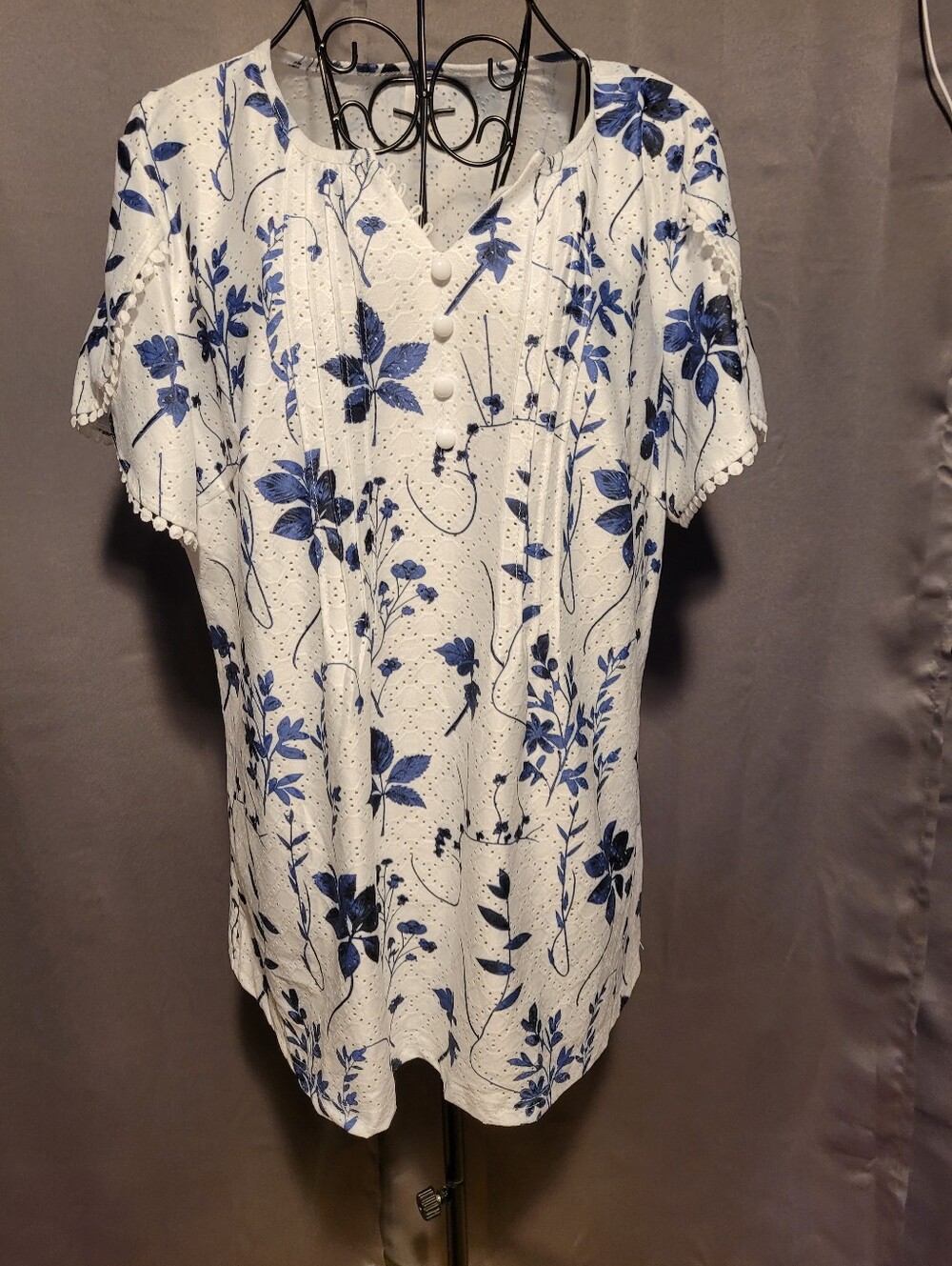 Women’s White & Blue Floral Button-Front Top